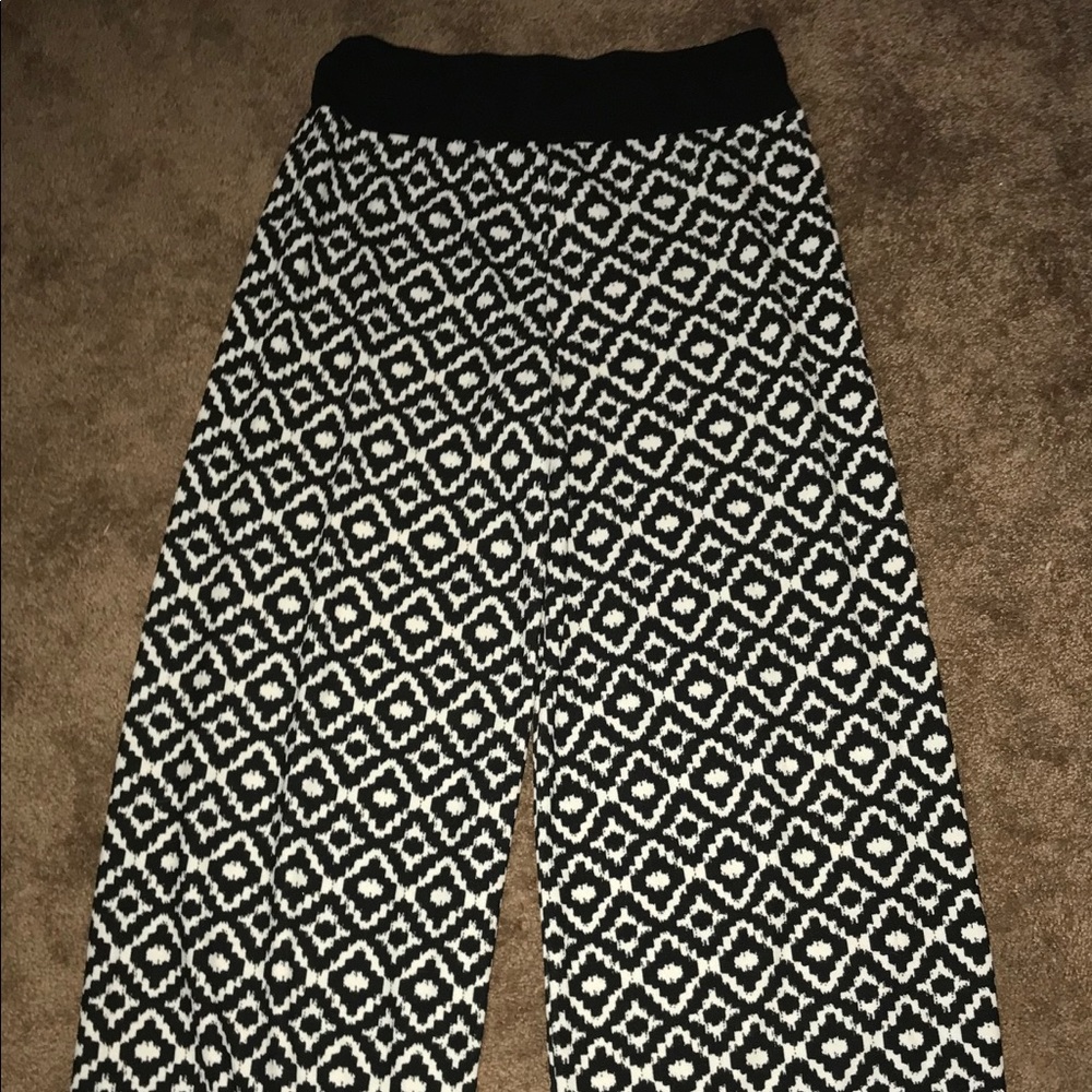 Gaucho black and white striped pants
